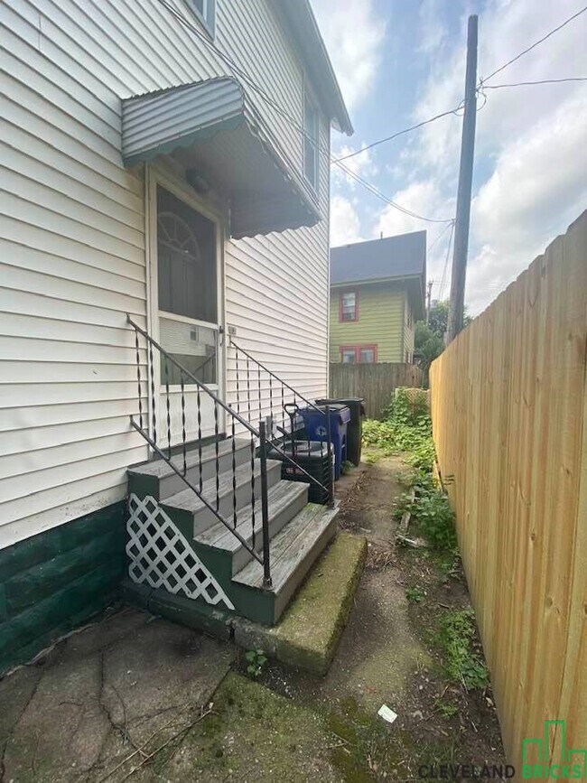 Building Photo - 4223 Bridge Ave