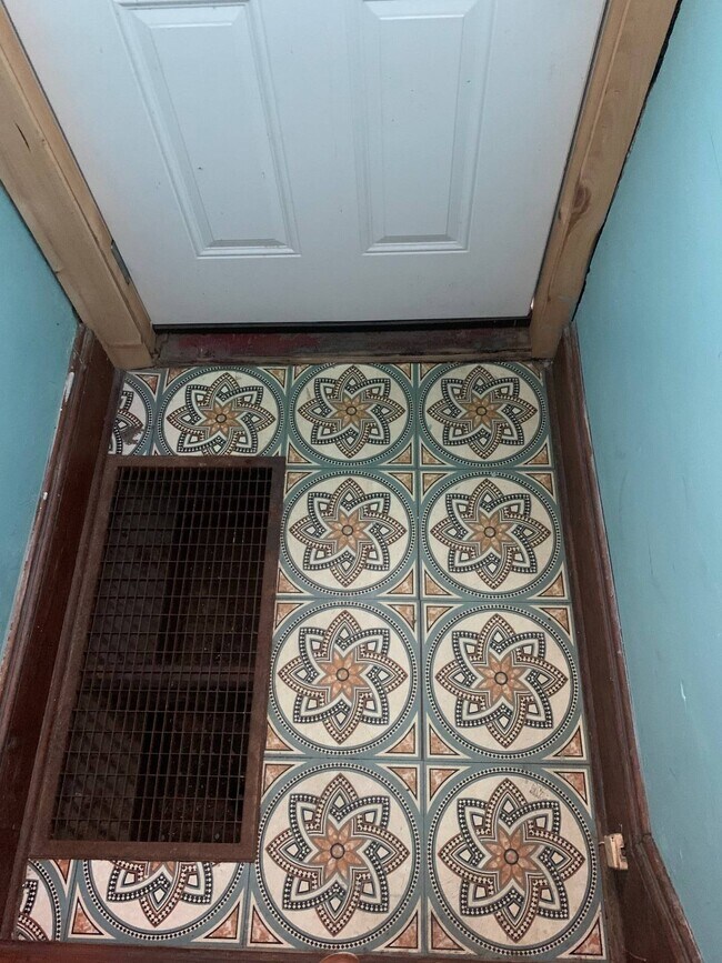 Building Photo - 857 Oakwood Ave