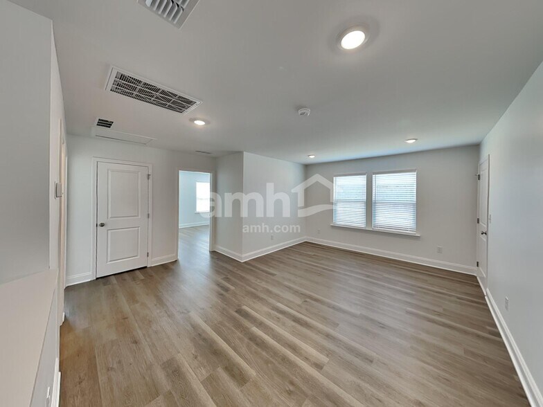 Building Photo - 210 Argea Dr