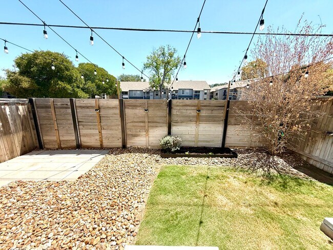 Building Photo - **MOVE IN SPECIAL** 2-Story 3 Bedroom / 2....