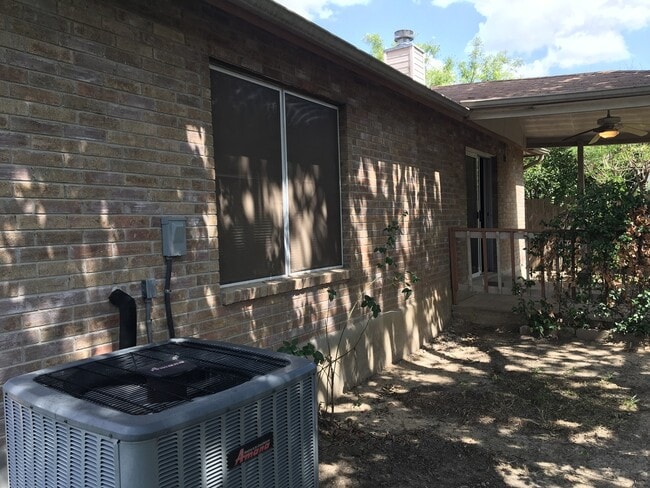 Building Photo - 8003 Chestnut Manor Dr