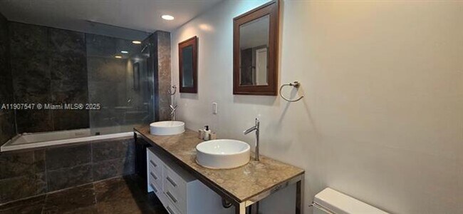 Building Photo - 495 Brickell Ave