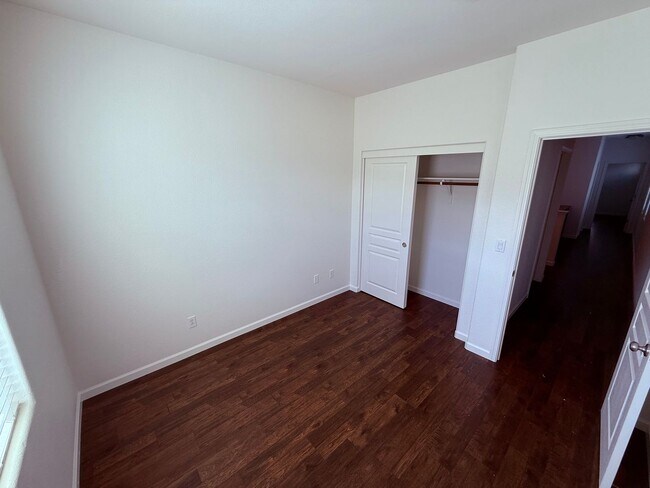 Building Photo - Hayward Condo 3 Bed/2.5 Bath Updated kitch...