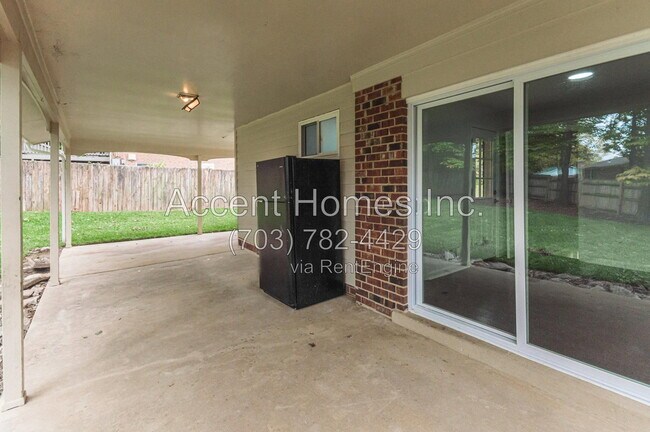 Building Photo - 8613 Kenilworth Dr