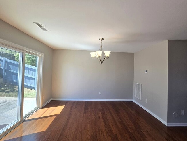 Building Photo - Beautiful Home Available for Rent in Charl...