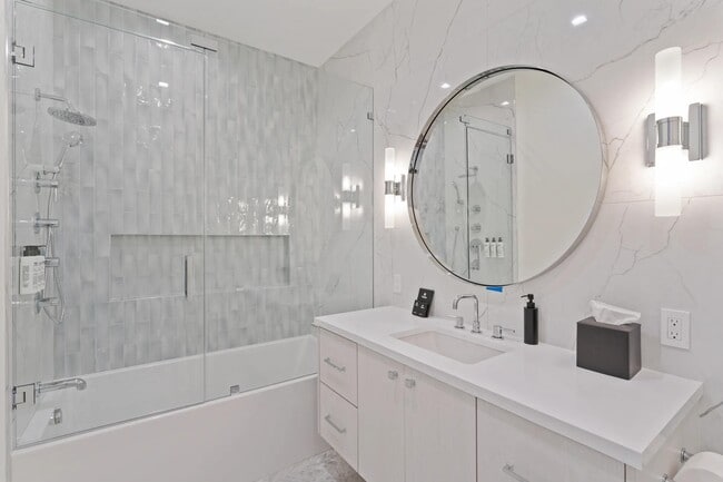 Building Photo - 214 28th St