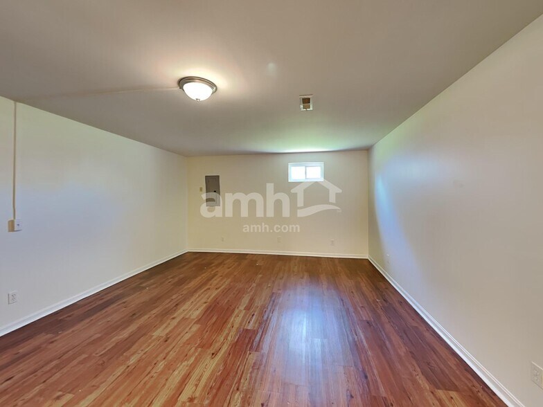 Building Photo - 2211 Siesta Dr