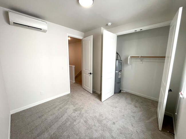 Building Photo - Gorgeous Townhome-Style Unit with Laundry, A/C, Private Patio