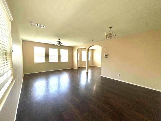 Building Photo - Cozy and well-kept 4 beds rental home in Houston