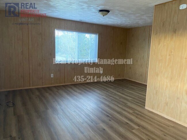 Building Photo - Cute 3 Bedroom 1 Bathroom Apartment $400 O...