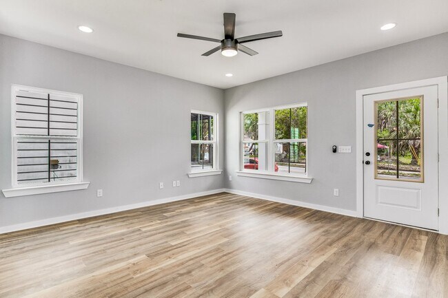 Building Photo - 312 E Blount St