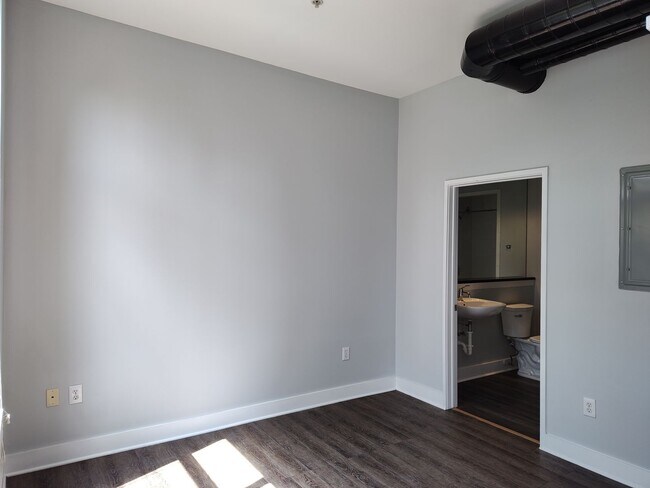 Building Photo - Modern condo located in the Silo Urban Lof...