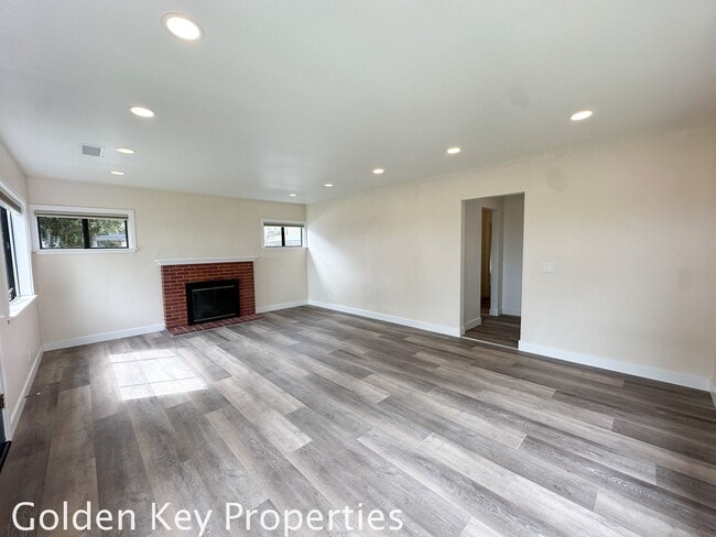 Building Photo - Beautifully remodeled single-level home in...