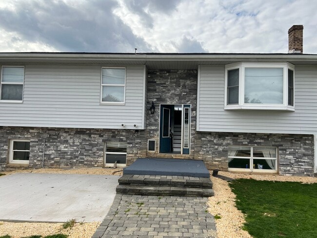 Building Photo - 2103 Circleville Rd