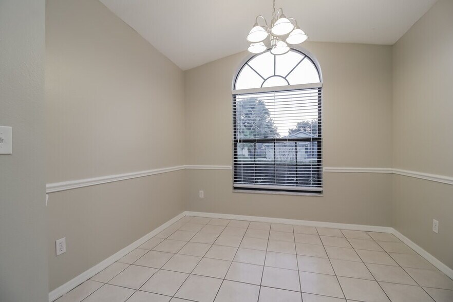 Building Photo - 1052 Alpug Ave