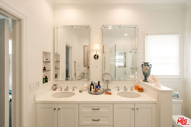 Building Photo - 144 S Orange Dr