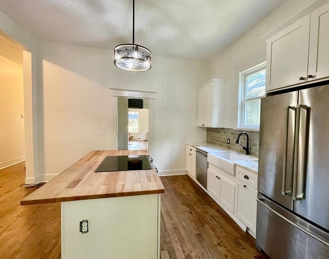 Primary Photo - 670 Grady Pl SW