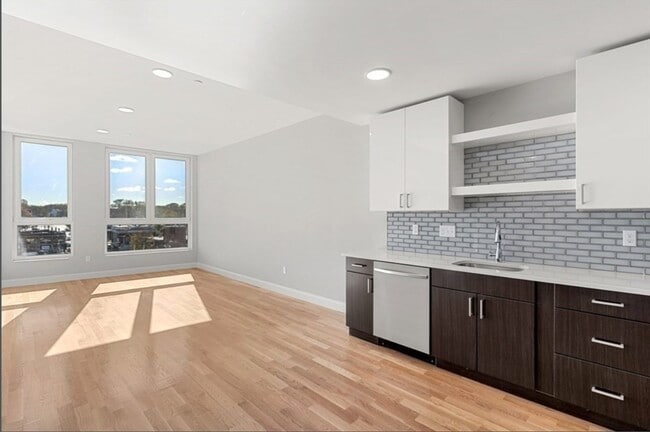 Building Photo - 10 Taber St