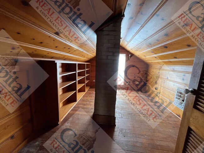 Building Photo - Charming 3 Bedroom