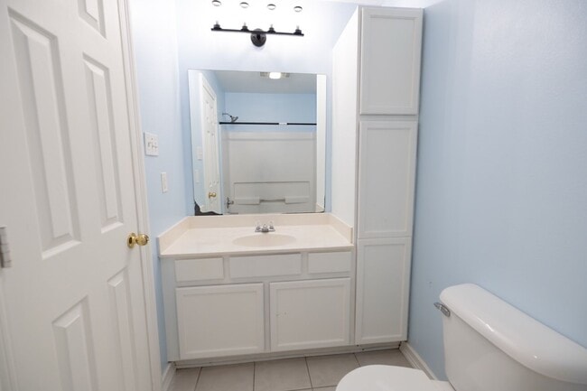 Building Photo - 4 bedroom Townhome Near LSU in a Gated Community