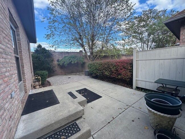 Building Photo - Stunning 3 BR 2 Bath Home!