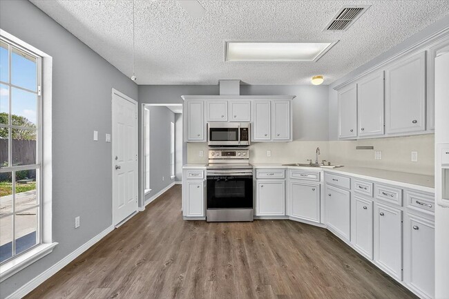 Building Photo - 6826 Holiday Ln