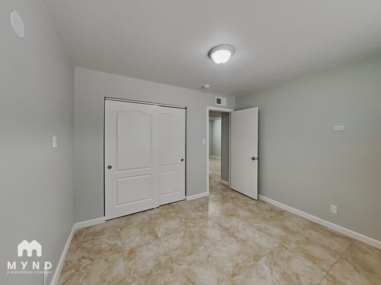 Building Photo - 640 Hause Ave