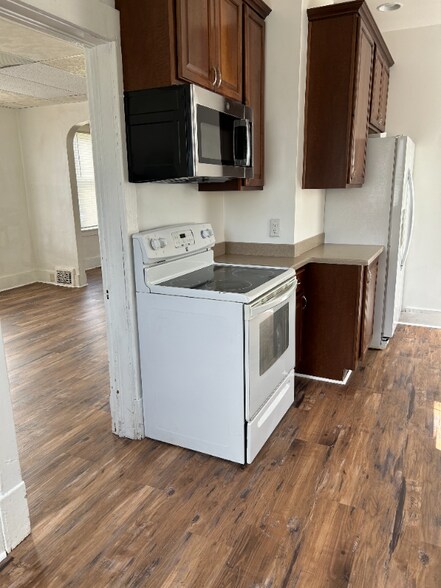 Building Photo - 410 8th St S