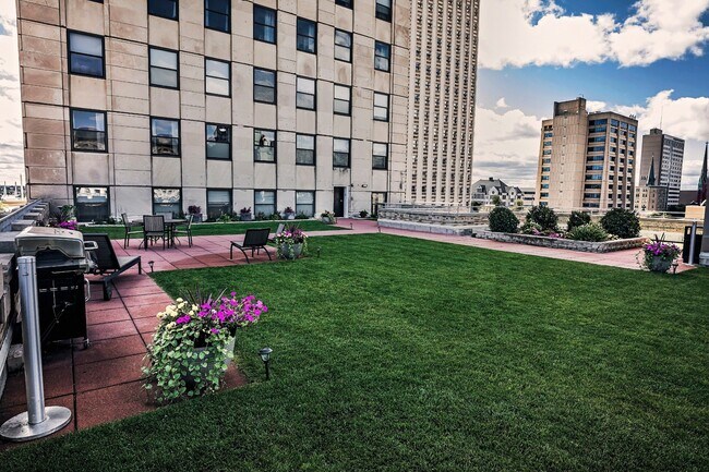 Building Photo - 606 W Wisconsin Ave