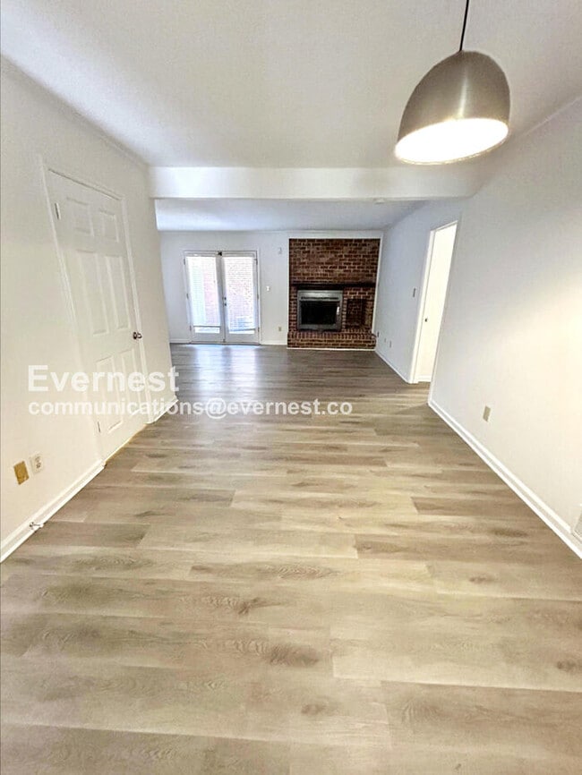Building Photo - 2 Bed, 2.5 Bath Townhome with Assigned Par...