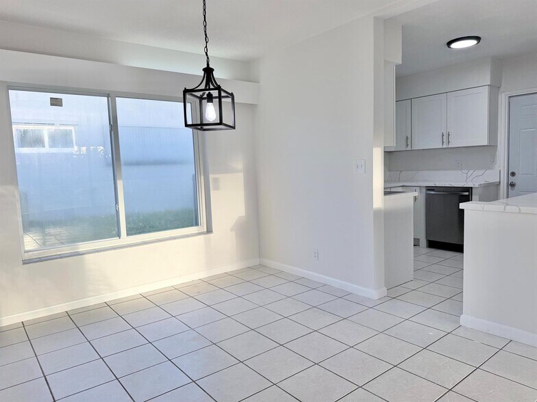 Building Photo - 231 NE 16th Ave