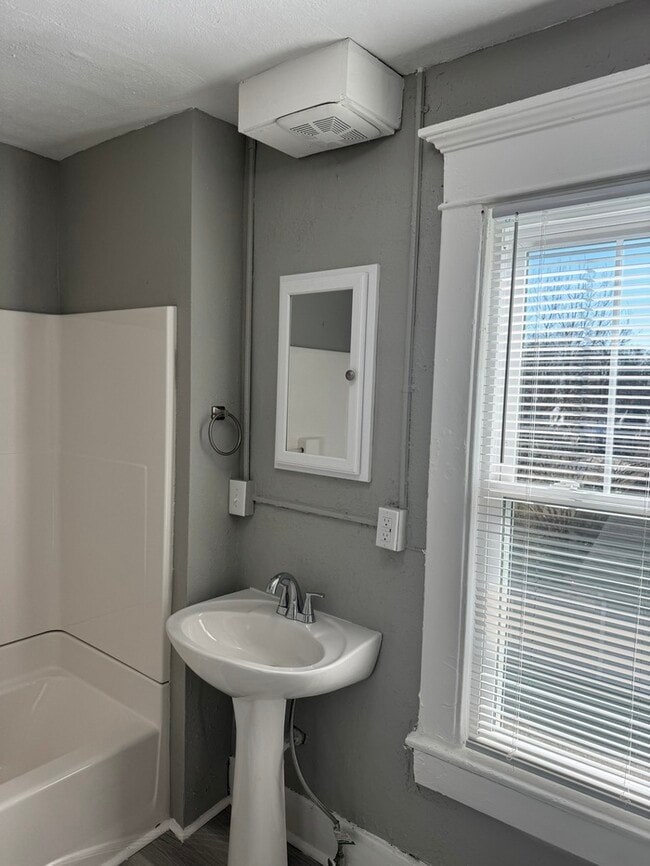 Building Photo - 1020 Sharpe Ave