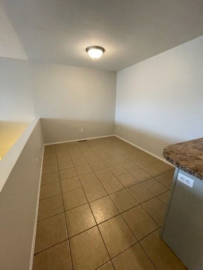 Building Photo - 4 Bedroom Walk out Basement Duplex in Ozark!