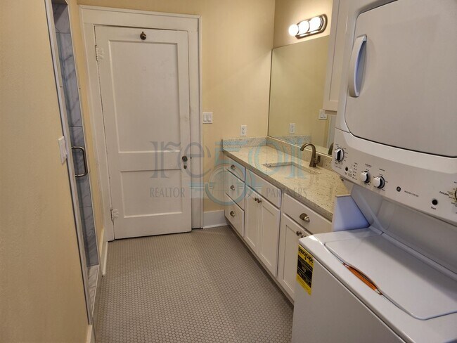 Building Photo - Newly Renovated Immaculate Condo In Hillcrest!!!!! Just Blocks from UAMS!!