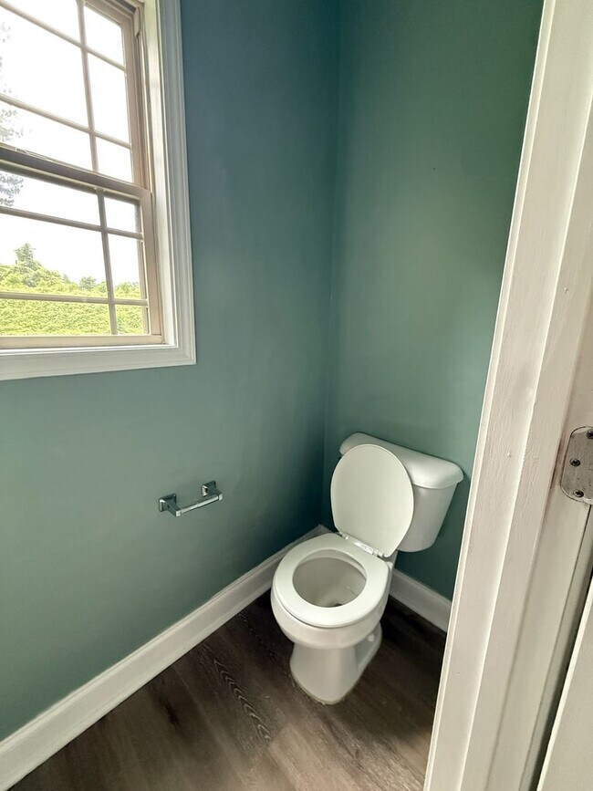 Building Photo - Spacious Two Bedroom Home