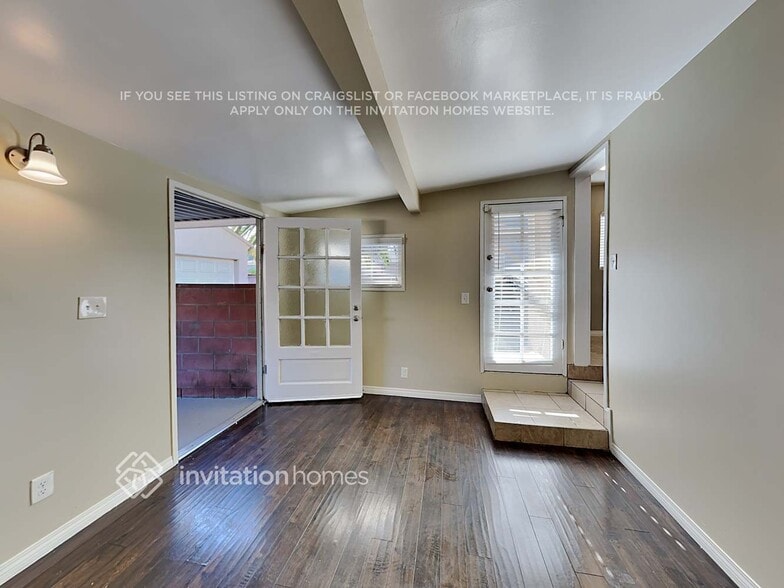 Building Photo - 726 E 99th St