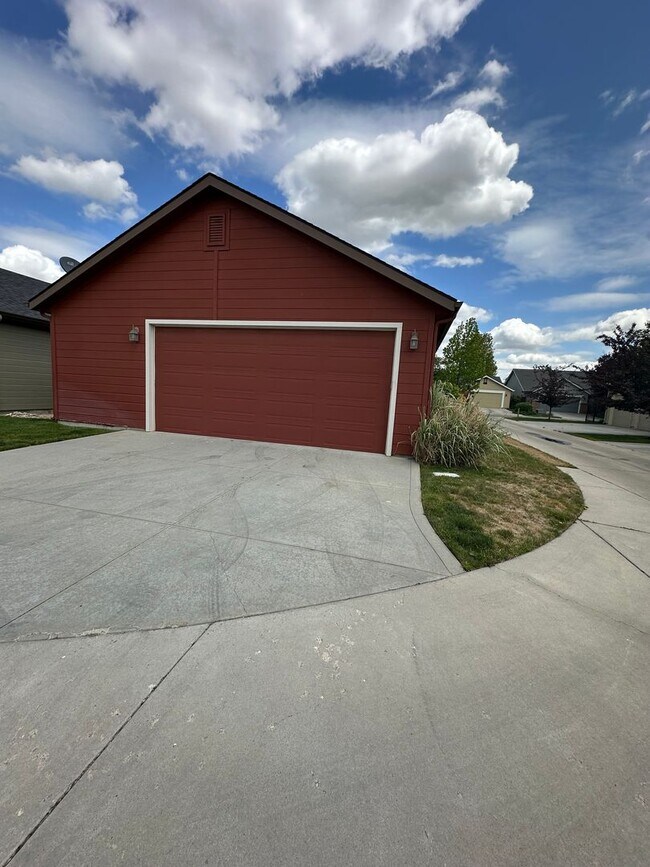 Building Photo - 3 Bedroom 2 Bath Home, New Paint, New LVP ...