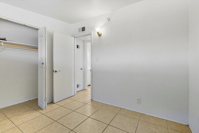 Building Photo - 1638 N Beverly Ave