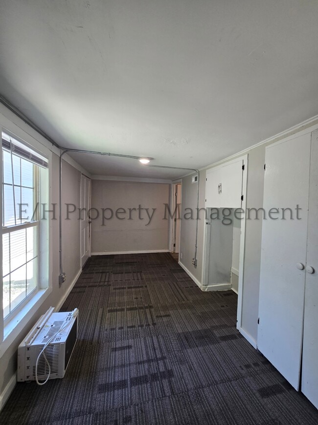 Building Photo - 1340 N Green St
