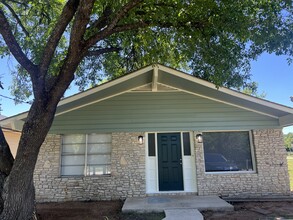 Building Photo - 1108 Reyes St
