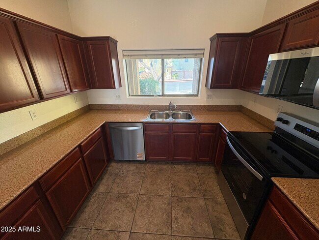 Building Photo - 7709 S 63rd Dr