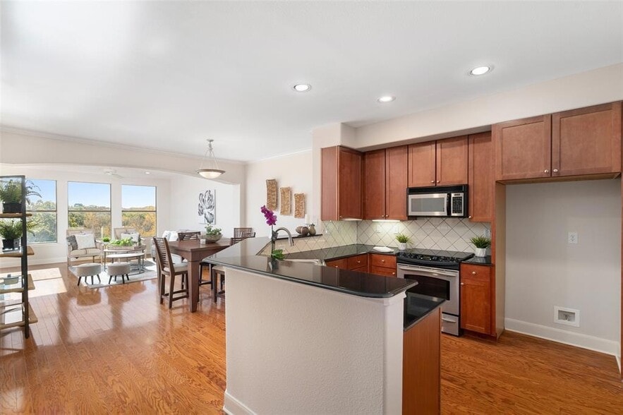 Building Photo - 500 Waters Edge Dr