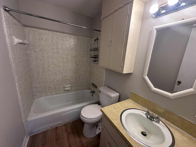 Building Photo - 1-Bedroom Duplex in Tulsa!