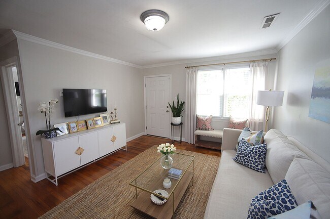 Building Photo - Two Bedroom Cottage in Five Points - Insid...