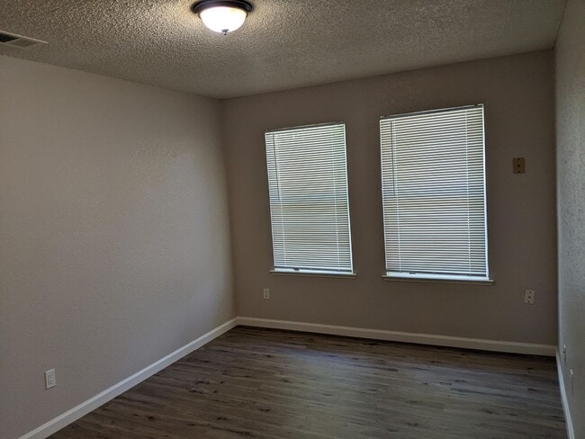 Building Photo - Nice 3 bedroom home, recently updated offe...