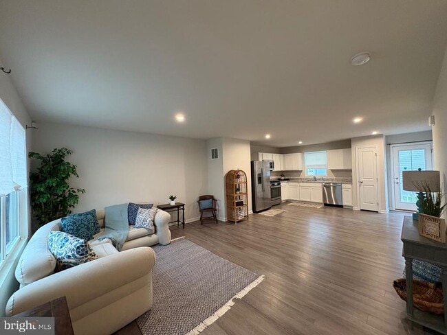 Building Photo - 27003 Greenleaf Dr