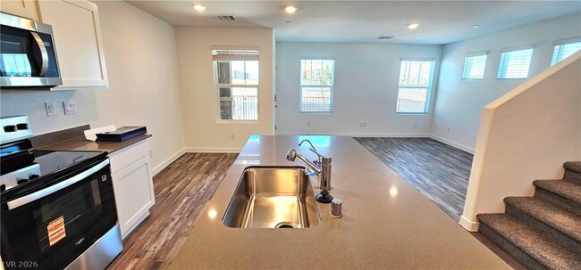 Building Photo - 915 Violet Heron St