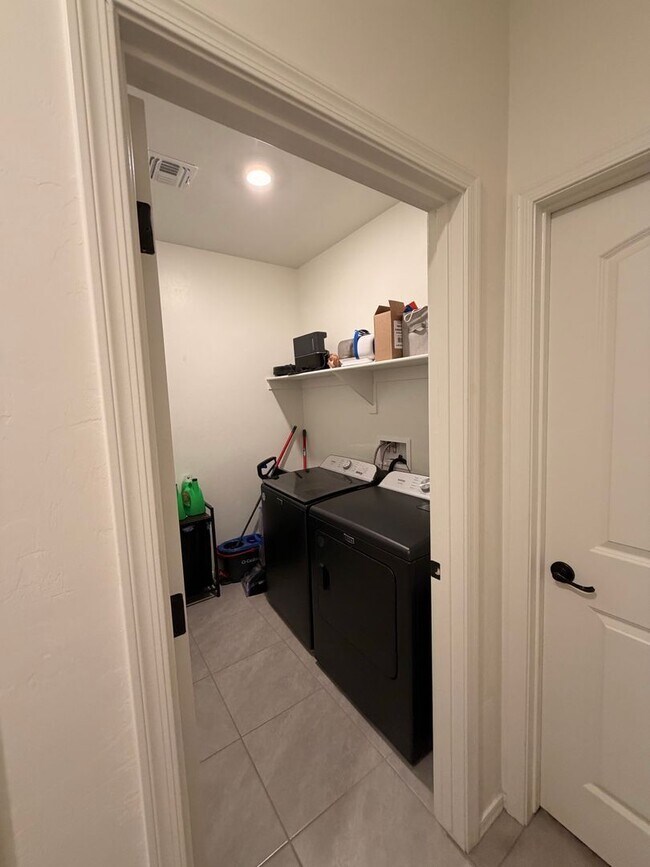 Building Photo - 9020 E Pantano Bluff Dr