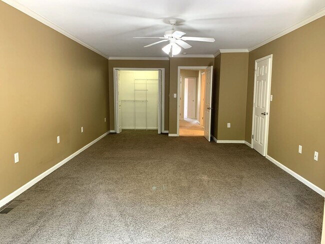 Building Photo - BEAUTIFUL 3 BED/2.5 BATH TOWNHOUSE!!