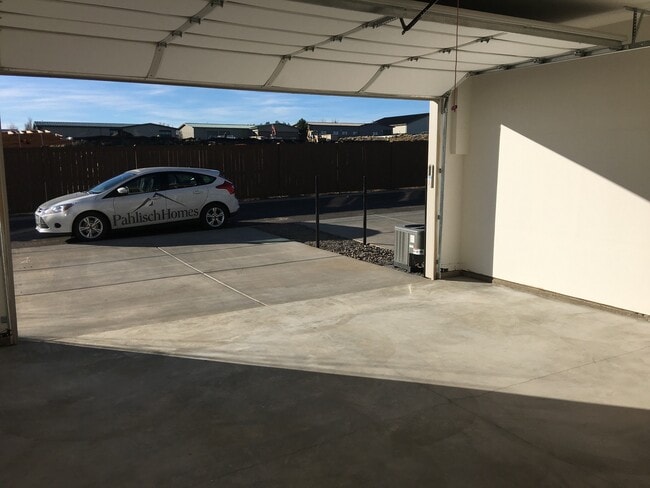 Building Photo - Gorgeous Newer Townhouse in NE Bend